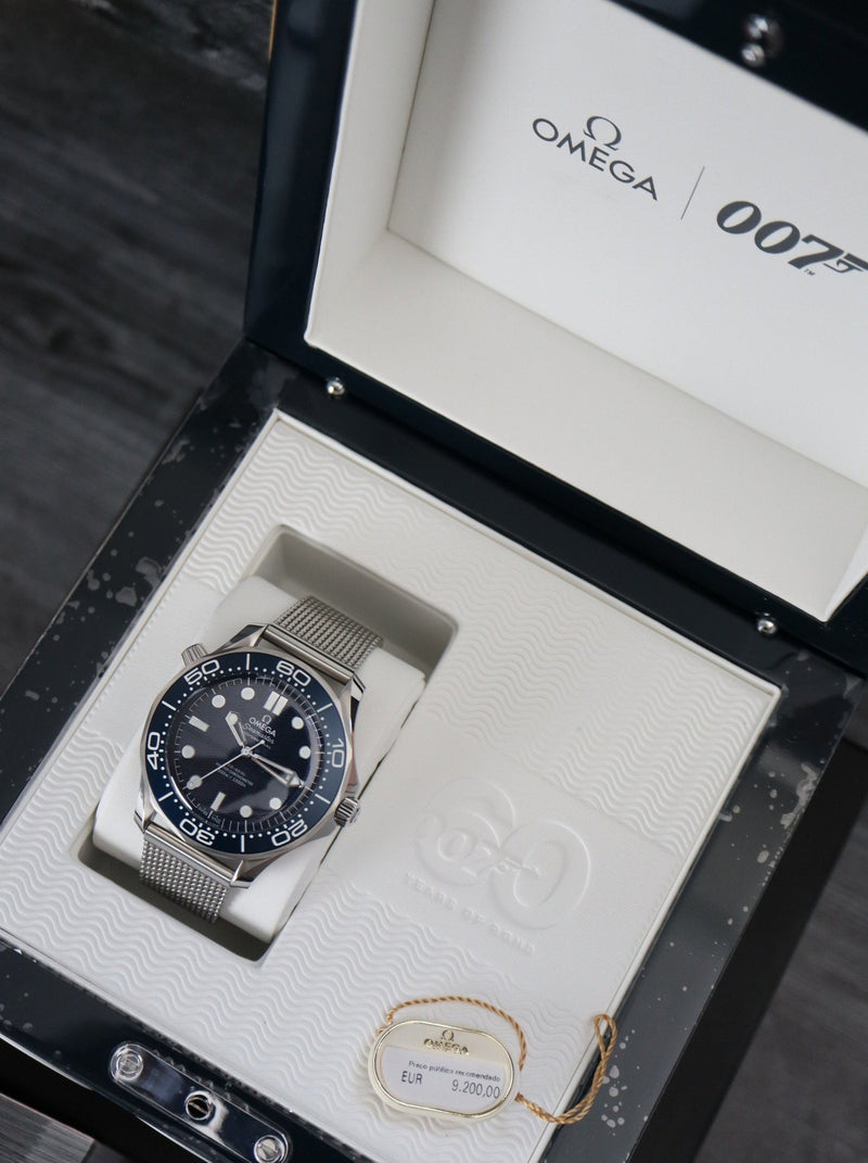 39787: Omega Seamaster 300M James Bond 60th Anniversary, Ref. 210.30.42.20.03.002, 2023 Full Set