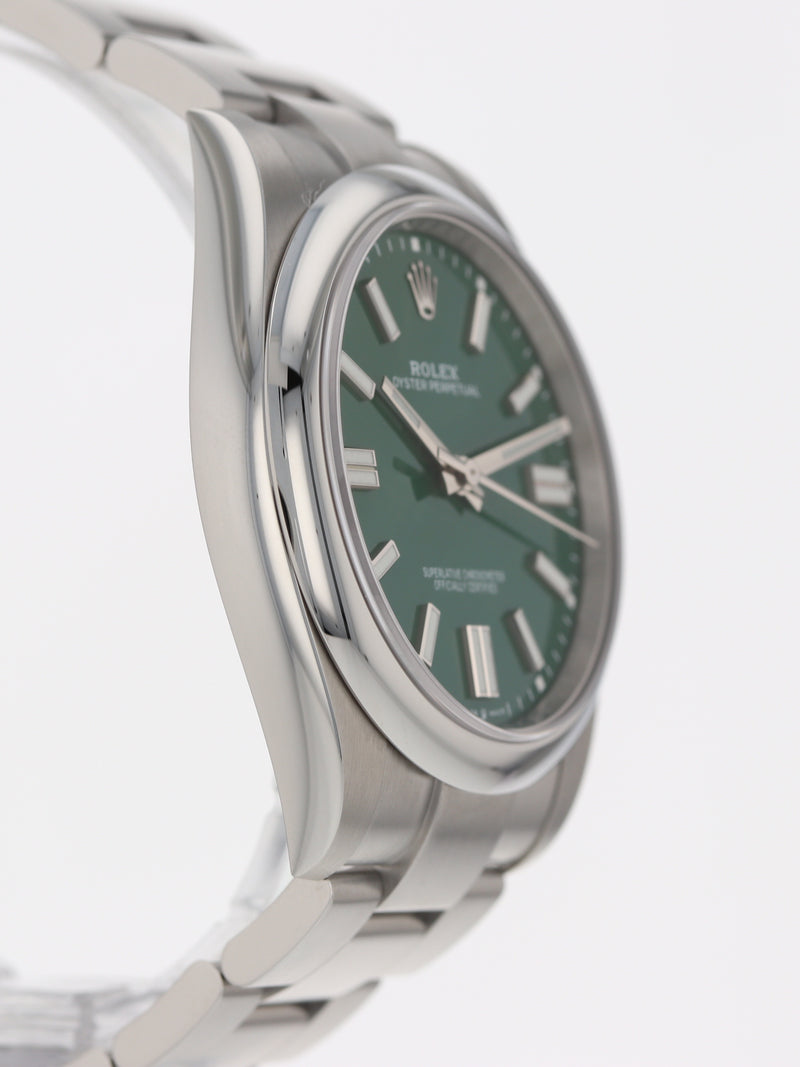 40070: Rolex Oyster Perpetual 41, Green Dial, 2022 Full Set