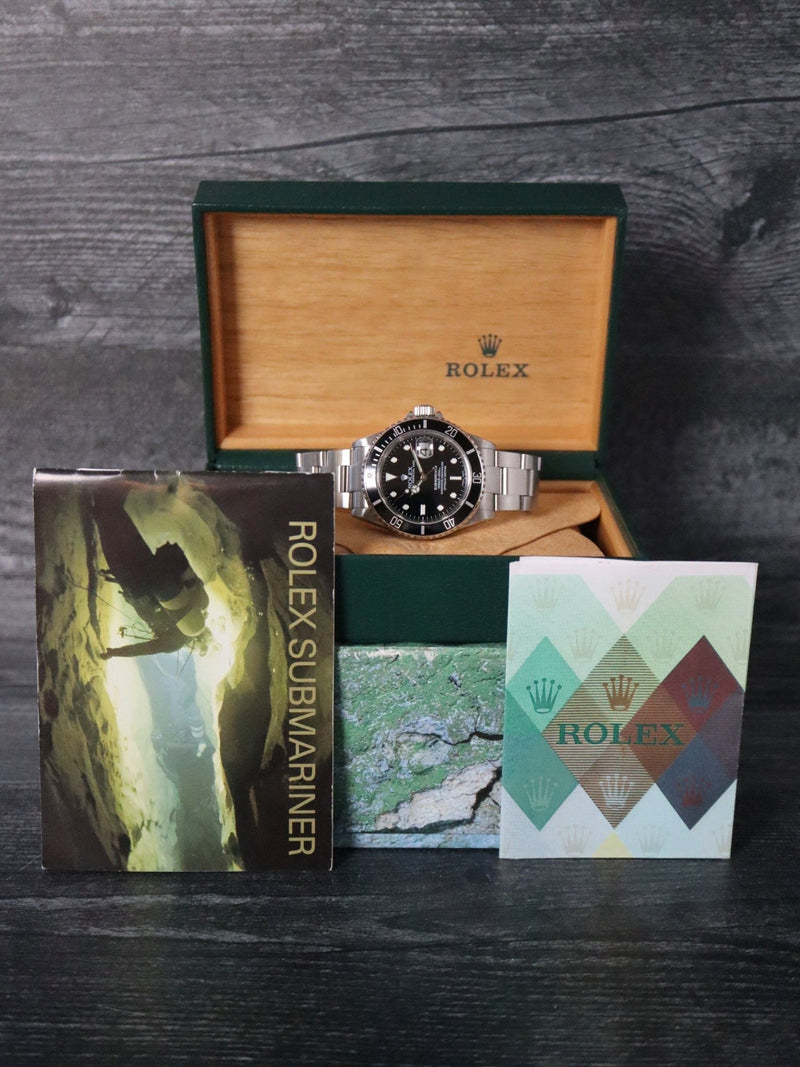 40311 : Rolex Submariner 40, Ref. 16610, Box and Papers Circa 2002