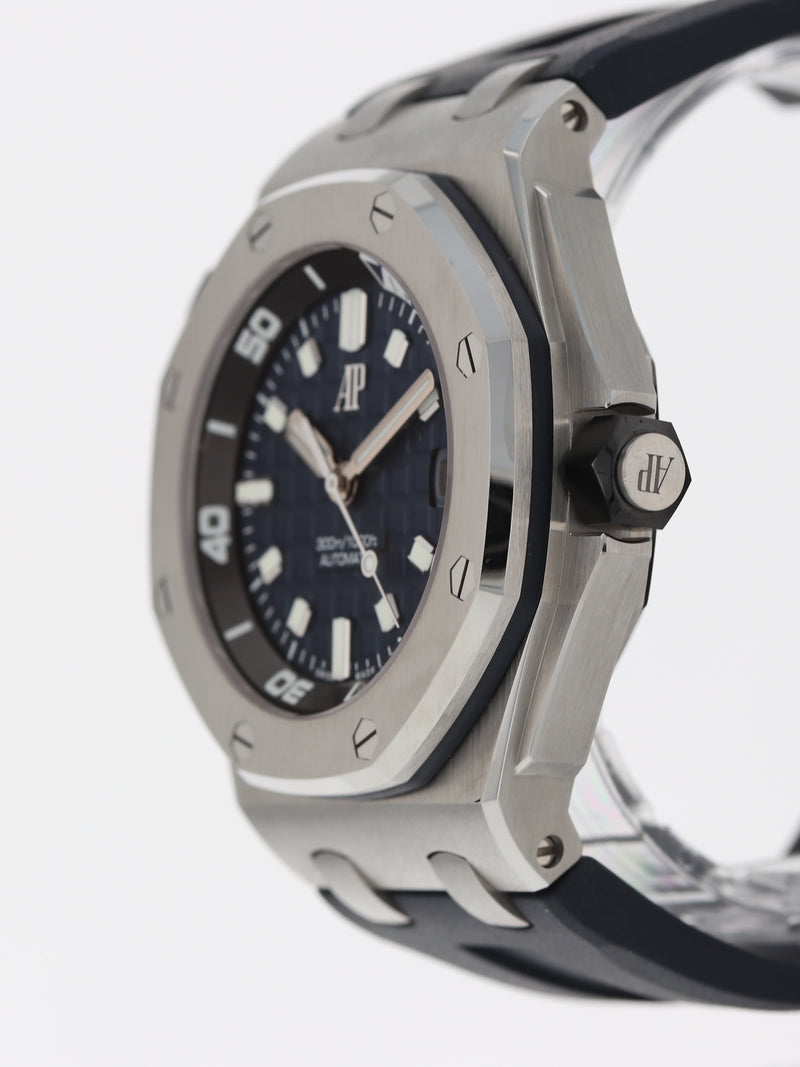40762: Audemars Piguet Royal Oak Offshore Diver, Ref. 15720ST 15720ST.OO.A027CA.01, Box and 2025 Card